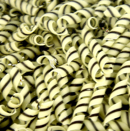 Dekorationsplade "Tornado" - krøllede former, hvid/mørk chokolade, ca. 10x62 mm, 800 g
